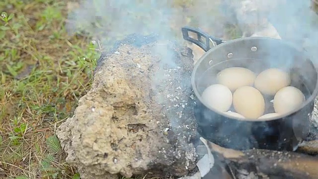 用平底锅煎:野营时煮鸡蛋视频素材