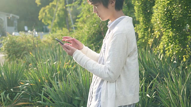 女人在城市里使用智能手机视频素材