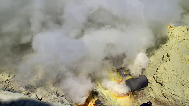 卡瓦伊真火山口湖的硫磺视频素材