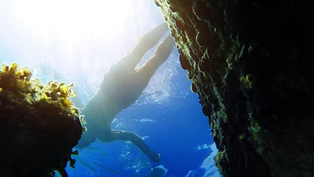 男性潜水员浮潜在海与水下的观点视频素材