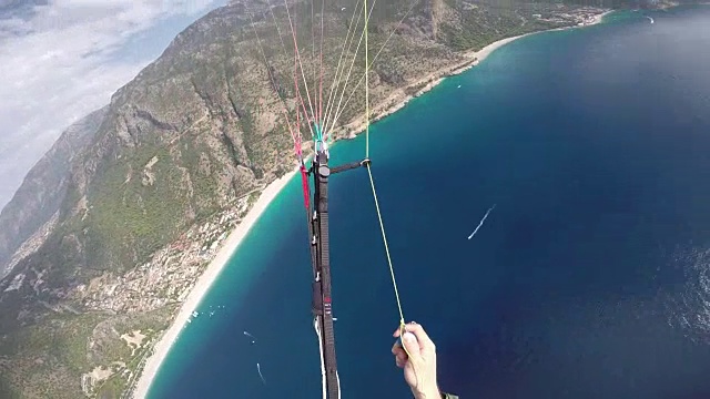 在地中海上空飞行的滑翔伞视频素材