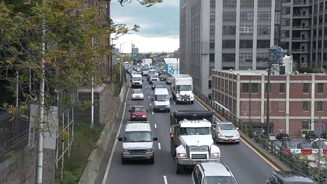 布鲁克林皇后区高速公路(BQE)的交通状况视频素材