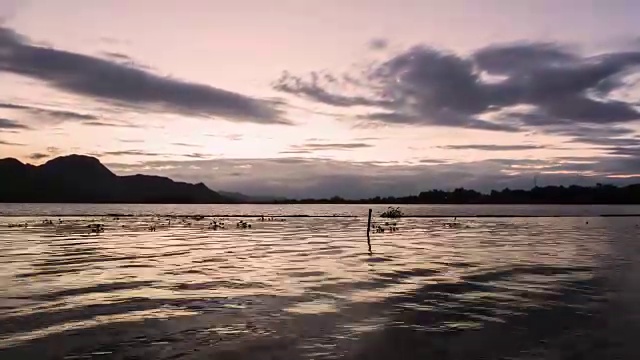 河上美丽日落的时间流逝视频素材