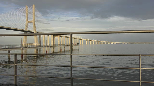 里斯本Gama Bridge andtagus River的瓦斯科视频素材