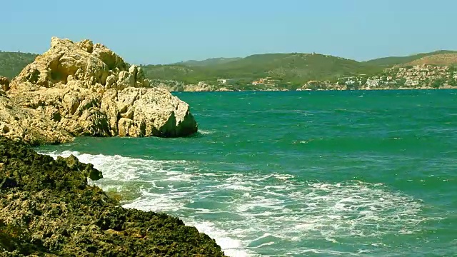 绿松石海水海湾海浪粉碎岩石海岸马略卡岛视频下载