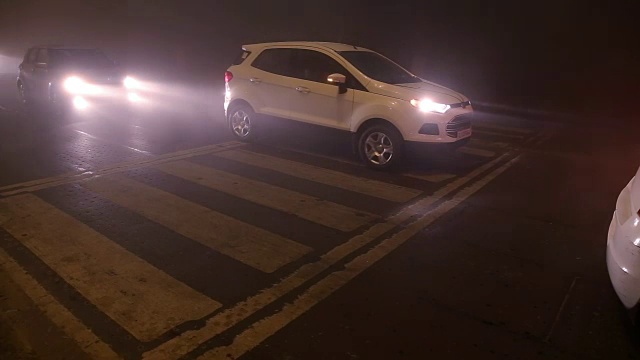 在雾夜的城市交通时间流逝视频素材