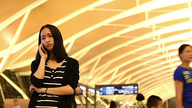 一个女人在等飞机的时候打电话。视频素材