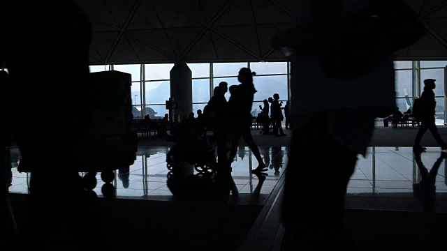 路过香港机场的旅客视频素材