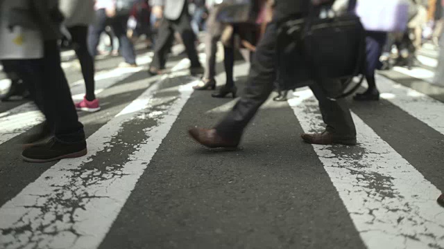 过马路的人群/日本大阪视频素材