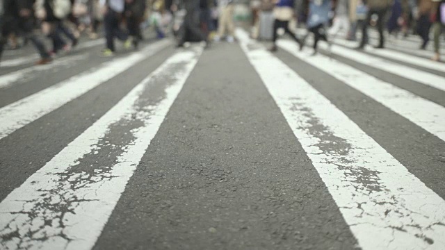 过马路的人群/日本大阪视频素材