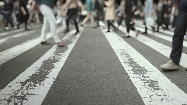 过马路的人群/日本大阪视频素材