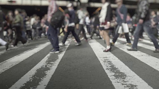 过马路的人群/日本大阪视频素材