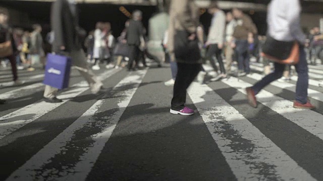 过马路的人群/日本大阪视频素材