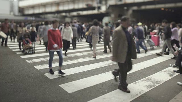 过马路的人群/日本大阪视频素材