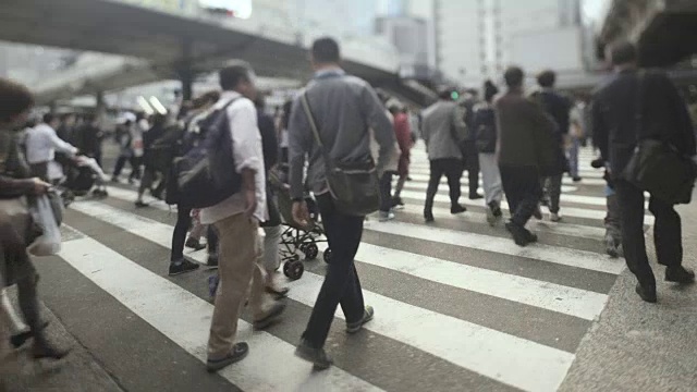 过马路的人群/日本大阪视频素材