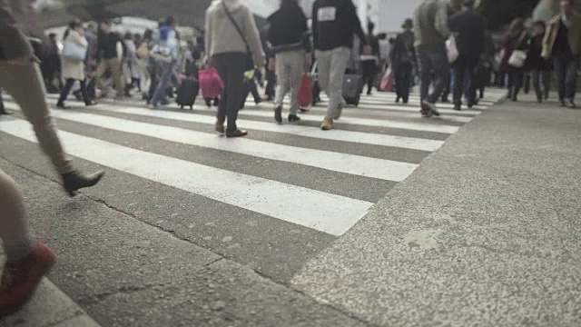 过马路的人群/日本大阪视频素材