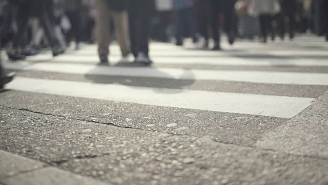 过马路的人群/日本大阪视频素材