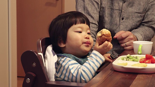 吃午餐的孩子视频素材