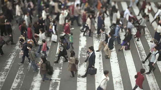 过马路的人群/日本大阪视频素材