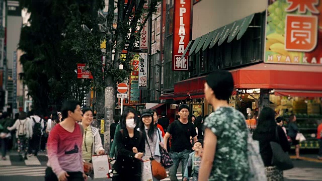 繁忙的东京购物区拥挤的人行横道视频素材