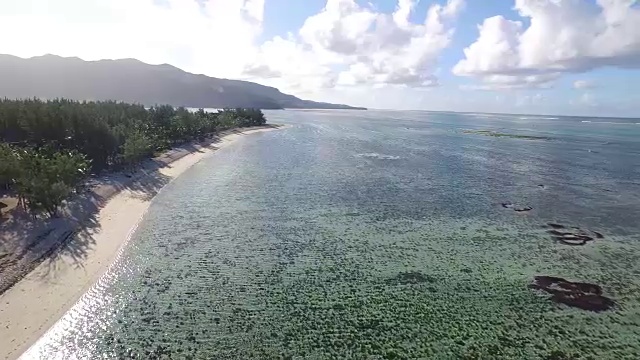 在阳光明媚的日子里，毛里求斯的山景和海景视频素材