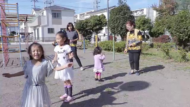 女孩在公园里玩视频素材