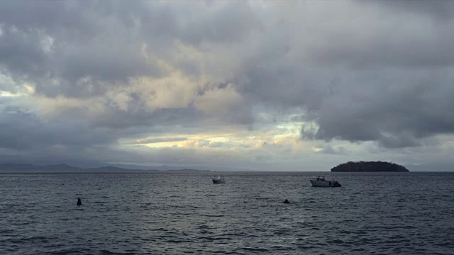 小船漂浮在平静的海面上视频素材