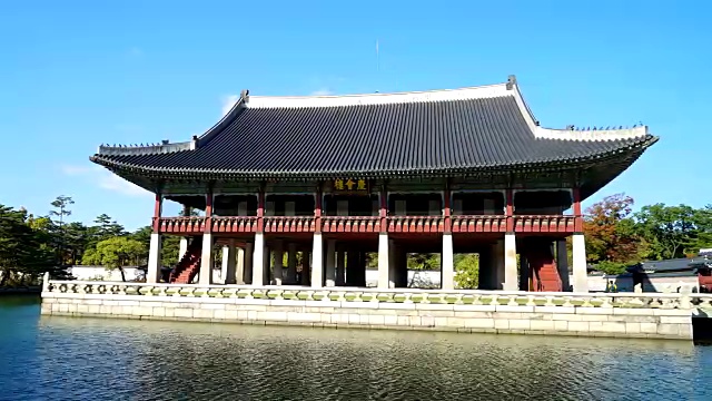 时光流逝——韩国景福宫挤满了人视频素材