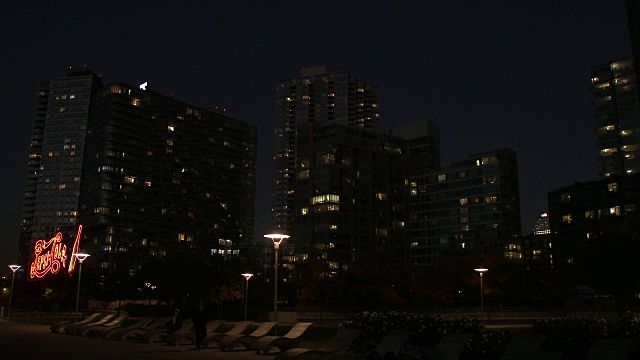 高层公寓/百事可乐标识-纽约(夜间外景)视频素材