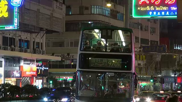 香港的巴士和霓虹灯视频素材