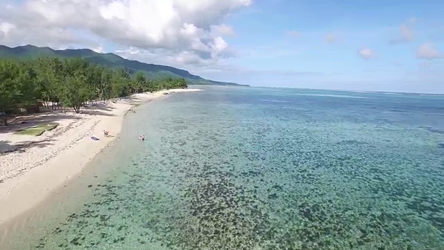 跟踪拍摄的海洋和山在阳光明媚的一天，毛里求斯视频素材