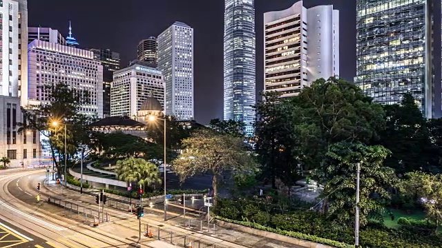 时光流逝-香港的摩天大楼和夜间交通(平移)视频下载