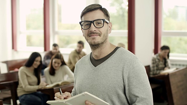 一个男学生的肖像视频素材