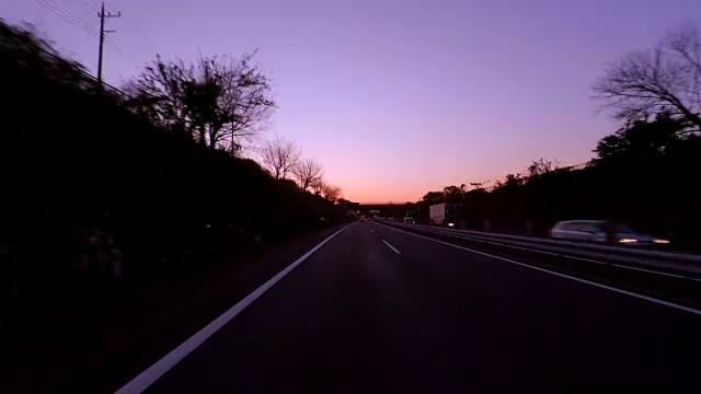 在黄昏驾驶高速公路- 4k -视频素材