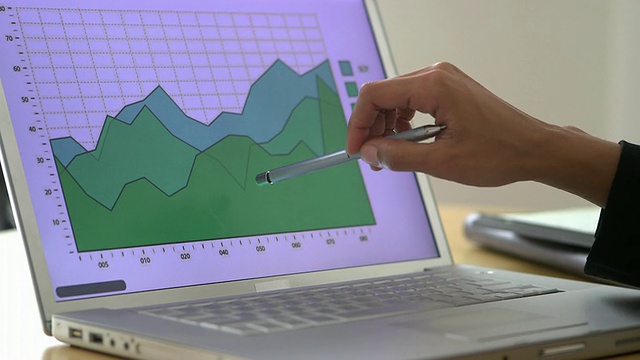 近距离的商业妇女指着图表笔记本电脑屏幕视频素材