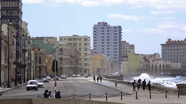 LS波浪撞击Malecon /哈瓦那，古巴视频素材