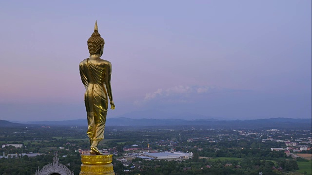 4k在佛教23世纪至25世纪期间建造的高奈佛寺(Wat Phra That Kao Noi)，延时日出和金色佛像剪影。南,泰国。视频下载