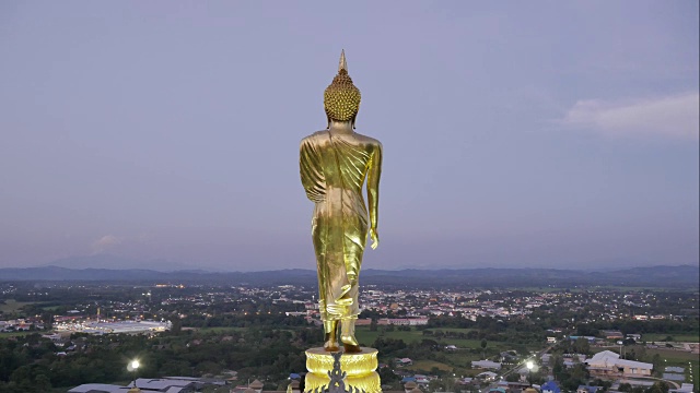 4k在佛教23世纪至25世纪期间建造的高奈佛寺(Wat Phra That Kao Noi)，延时日出和金色佛像剪影。南,泰国。视频下载