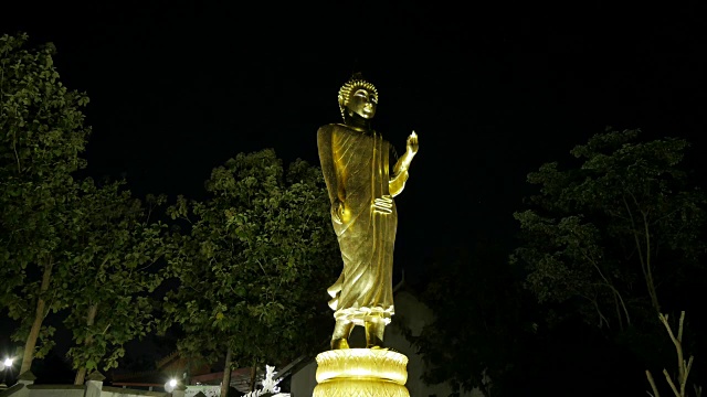 4k在佛教23世纪至25世纪期间建造的高奈佛寺(Wat Phra That Kao Noi)，延时日出和金色佛像剪影。南,泰国。视频下载