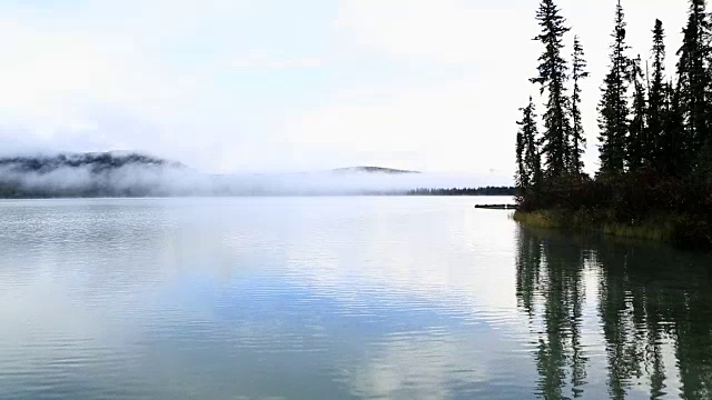 远处的湖边木码头视频素材