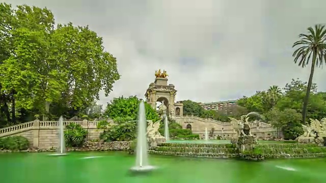 喷泉的hyperapse在Parc de la Ciutadella，西班牙巴塞罗那。视频素材