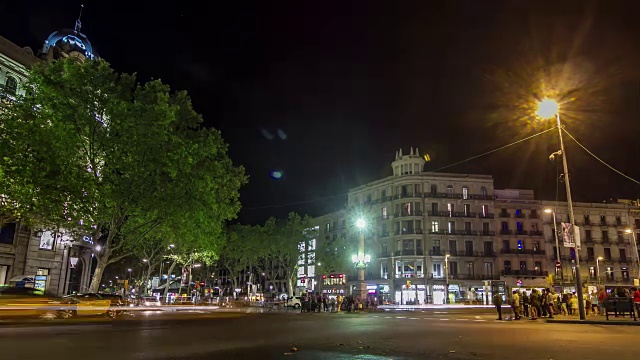 西班牙巴塞罗那加泰罗尼亚广场的夜市交通时间。视频素材