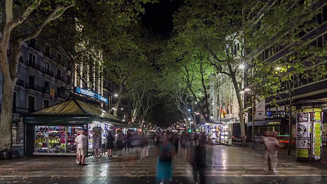 西班牙巴塞罗那兰布拉大街的夜景。视频素材