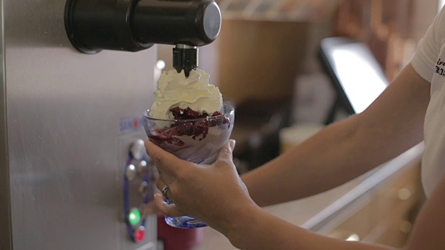 在冰淇淋店里准备软冰淇淋圣代和水果视频素材