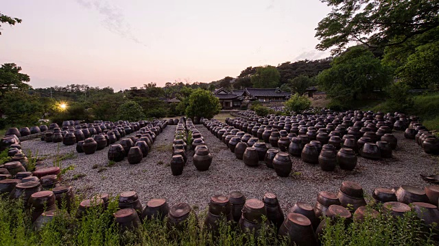 Yun Jeung's Old House的Jangdok(装酱料和调味品的平台)视频素材