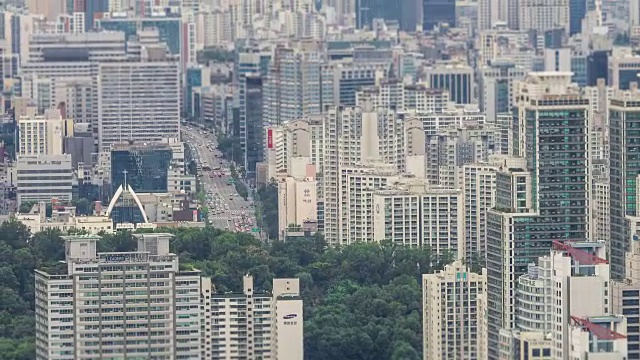 江南地区摩天大楼之间的城市道路视频素材