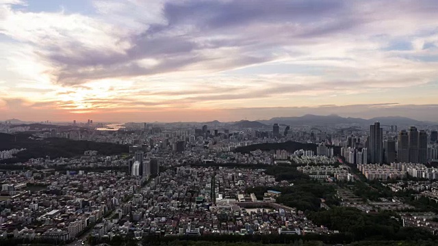 城市和Cloudscape的观点视频素材