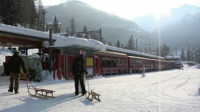 Bergün/Bravuogn火车站(Rhaetian railway)视频素材