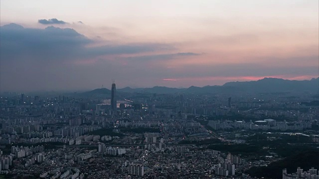 日落时的城市景观和Cloudscape视频素材