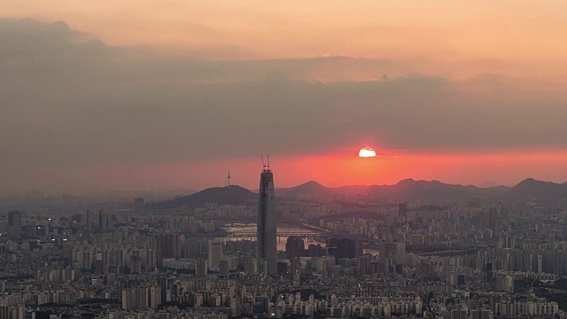 日落时分，位于市中心的乐天世界大厦(韩国最高的建筑)视频素材